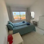 Island Village Ocean View 阿德耶